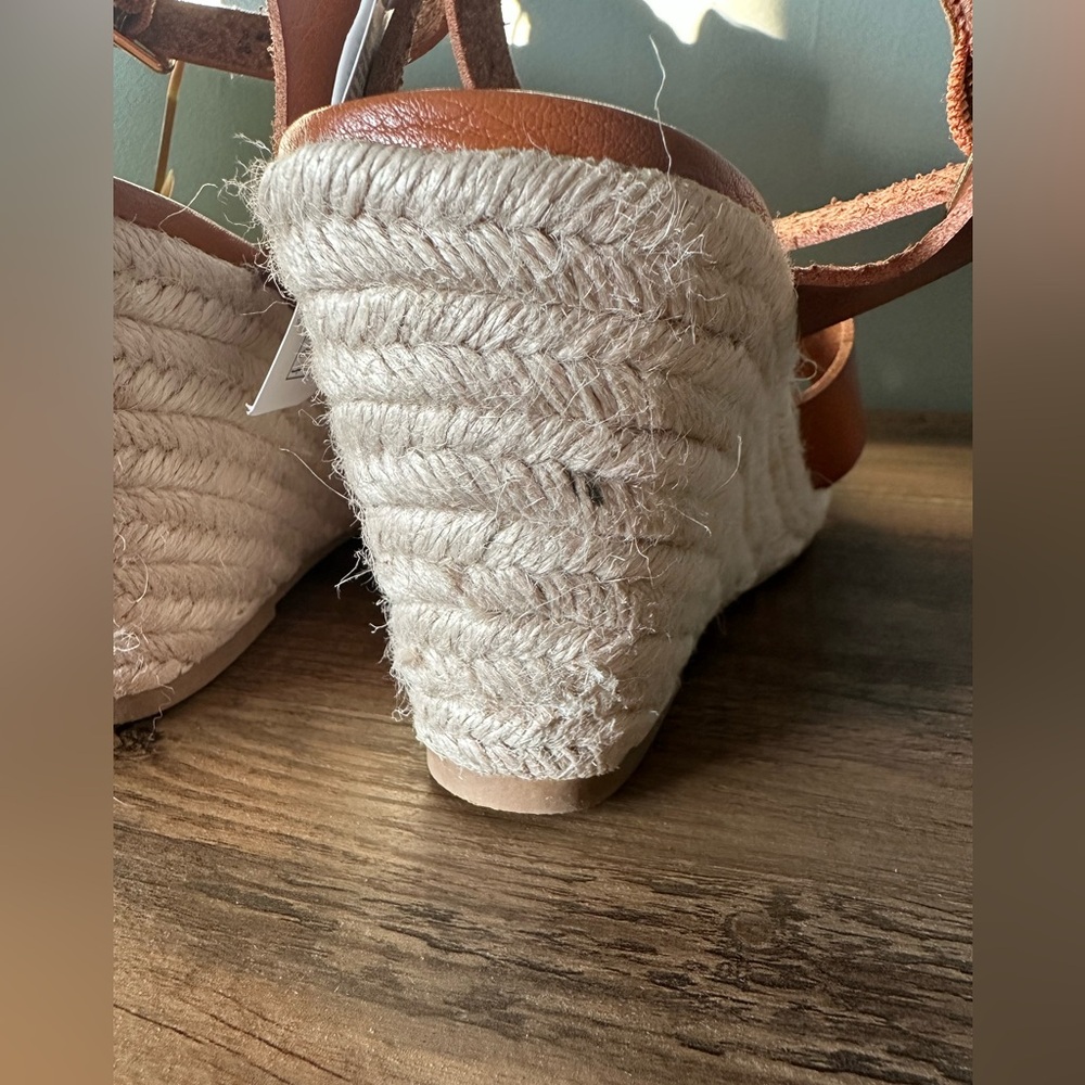 Women’s Old Navy Cognac Wedge Sandals with Ankle Strap. NWT, Size 9. - Picture 7 of 7